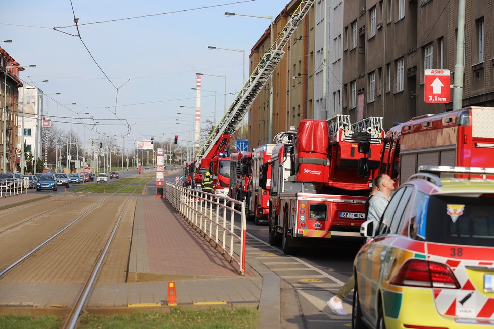 V Černokostelecké ulici v Praze zasahovali hasiči u požáru bytu ve třetím bytě. Na místě jsou zranění. (11. duben 2021)