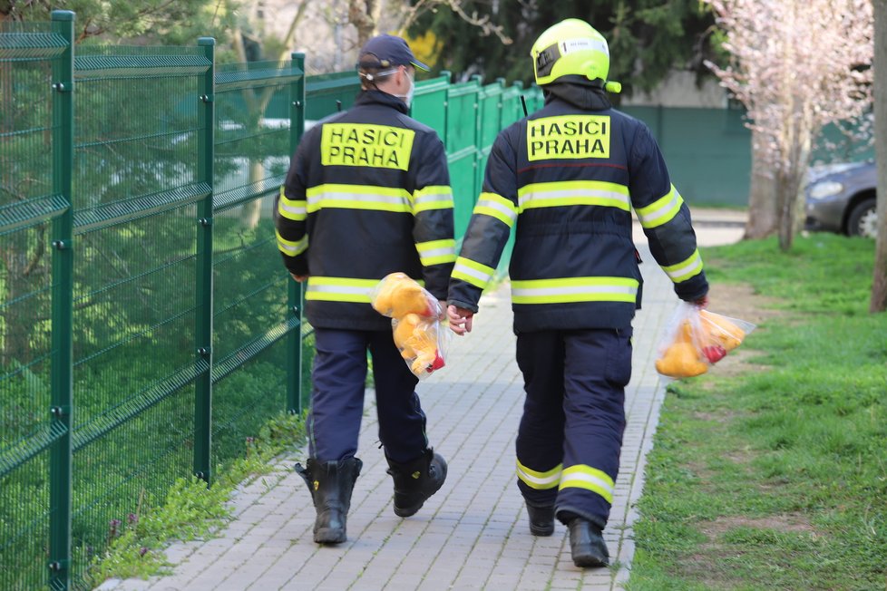 V Černokostelecké ulici v Praze zasahovali hasiči u požáru bytu ve třetím bytě. Na místě jsou zranění. (11. duben 2021)