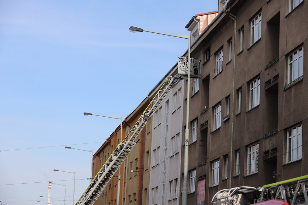 V Černokostelecké ulici v Praze zasahovali hasiči u požáru bytu ve třetím bytě. Na místě jsou zranění. (11. duben 2021)