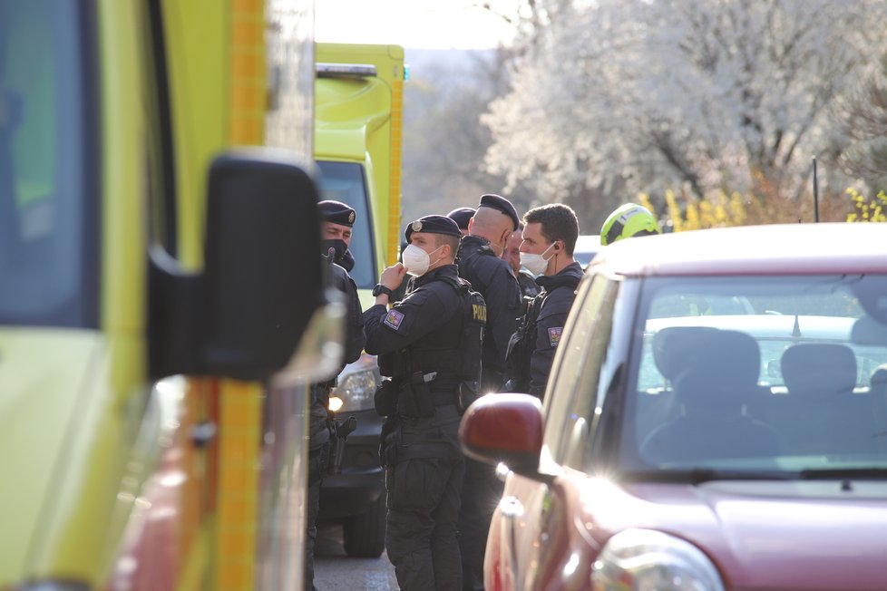 V Černokostelecké ulici v Praze zasahovali hasiči u požáru bytu ve třetím bytě. Na místě jsou zranění. (11. duben 2021)