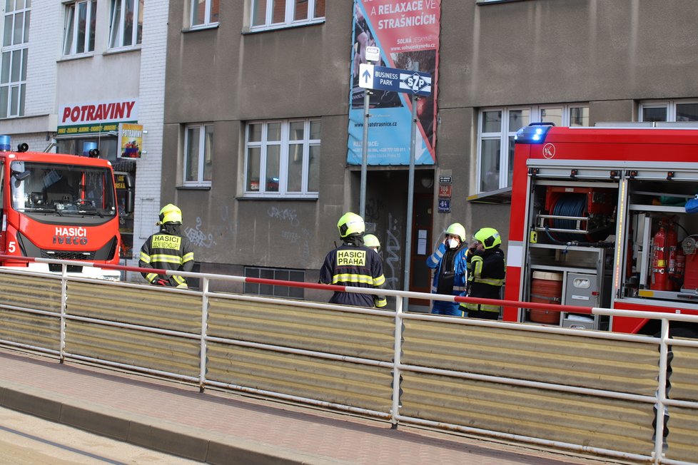 V Černokostelecké ulici v Praze zasahovali hasiči u požáru bytu ve třetím bytě. Na místě jsou zranění. (11. duben 2021)