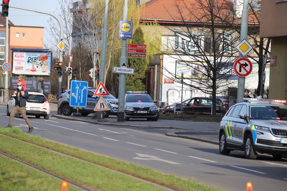 V Černokostelecké ulici v Praze zasahovali hasiči u požáru bytu ve třetím bytě. Na místě jsou zranění. (11. duben 2021)