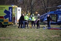 Dívka v Jilemnici vběhla do cesty autu: Těžce se zranila, přiletěl pro ni vrtulník