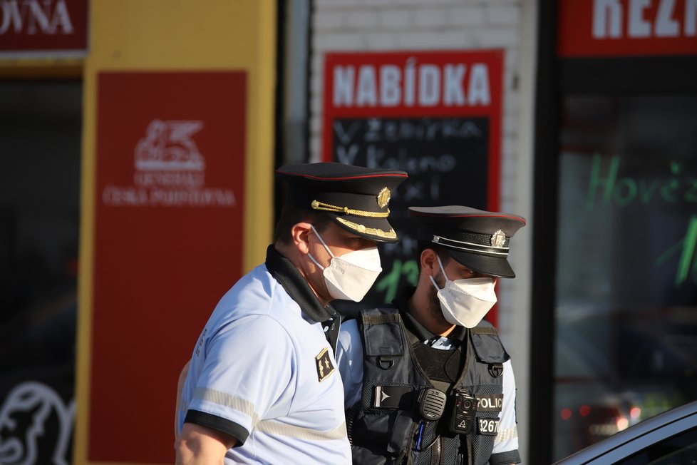 V Černokostelecké ulici v Praze zasahovali hasiči u požáru bytu ve třetím bytě. Na místě jsou zranění. (11. duben 2021)