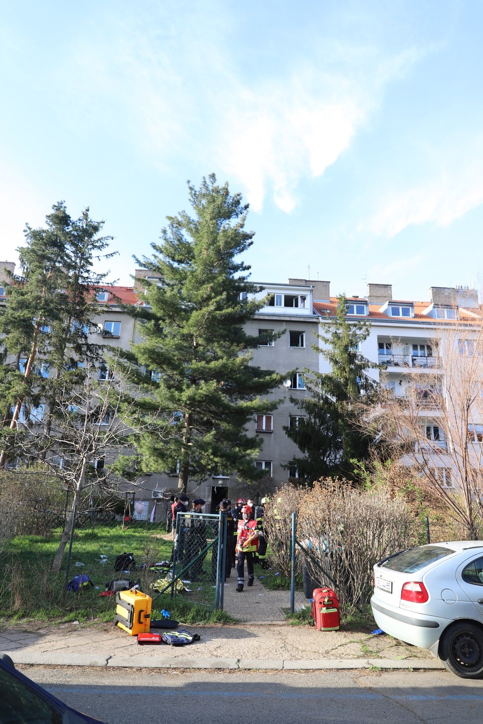 V Černokostelecké ulici v Praze zasahovali hasiči u požáru bytu ve třetím bytě. Na místě jsou zranění. (11. duben 2021)