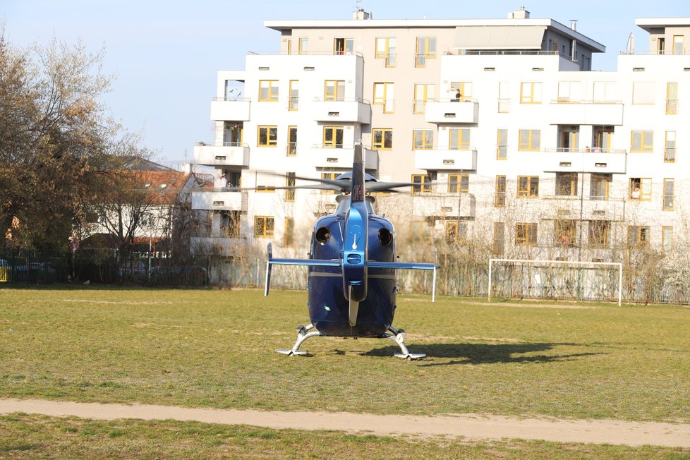 V Černokostelecké ulici v Praze zasahovali hasiči u požáru bytu ve třetím bytě. Na místě jsou zranění. (11. duben 2021)