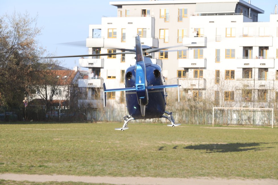 V Černokostelecké ulici v Praze zasahovali hasiči u požáru bytu ve třetím bytě. Na místě jsou zranění. (11. duben 2021)