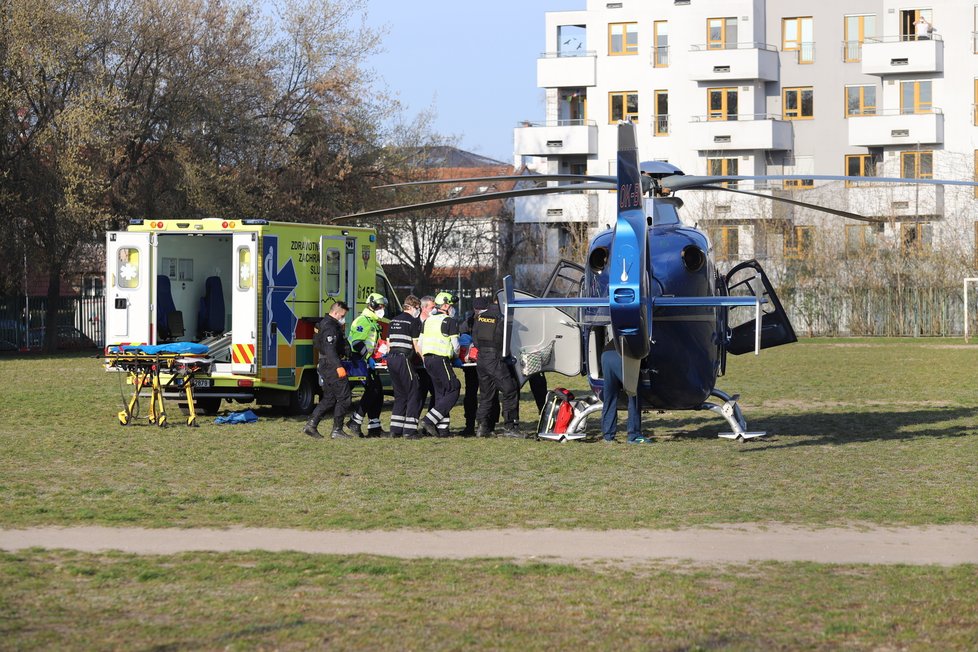 V Černokostelecké ulici v Praze zasahovali hasiči u požáru bytu ve třetím bytě. Na místě jsou zranění. (11. duben 2021)