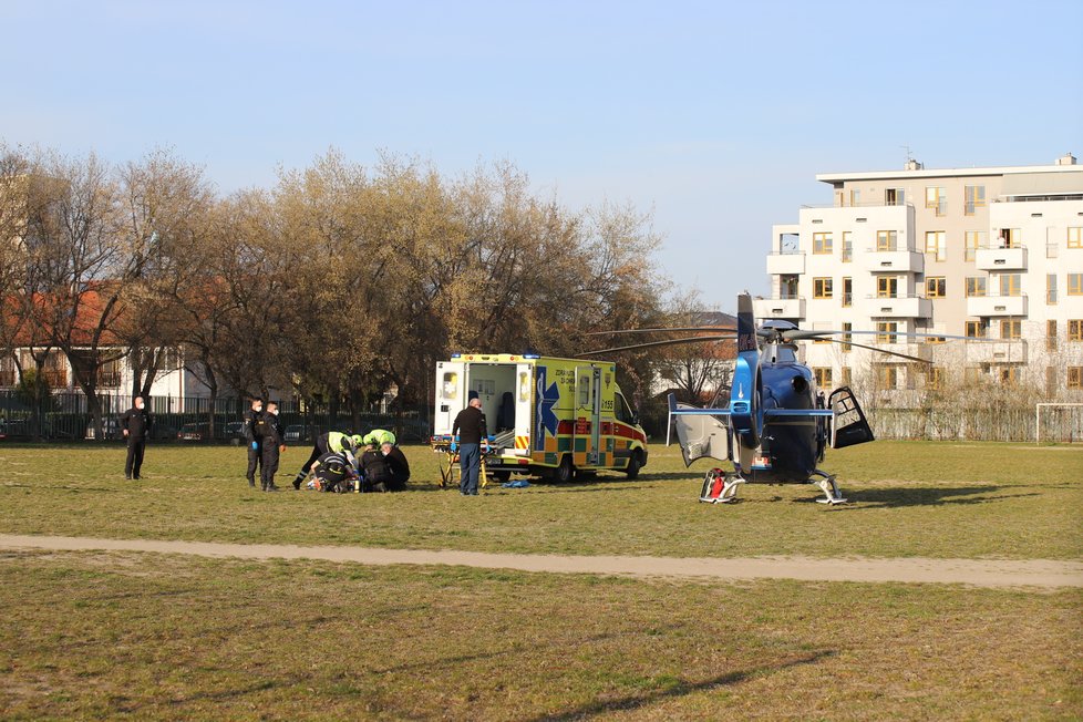 V Černokostelecké ulici v Praze zasahovali hasiči u požáru bytu ve třetím bytě. Na místě jsou zranění. (11. duben 2021)