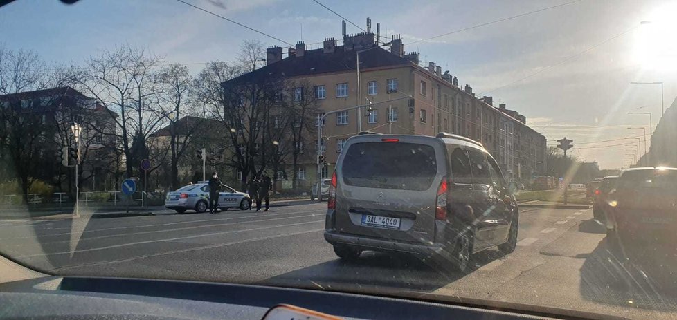 V Černokostelecké ulici v Praze zasahovali hasiči u požáru bytu ve třetím bytě. Na místě jsou zranění. (11. duben 2021)