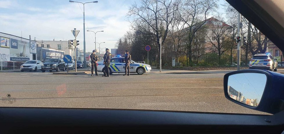 V Černokostelecké ulici v Praze zasahovali hasiči u požáru bytu ve třetím bytě. Na místě jsou zranění. (11. duben 2021)