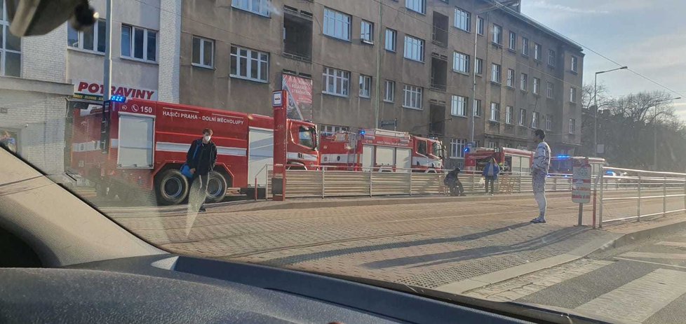V Černokostelecké ulici v Praze zasahovali hasiči u požáru bytu ve třetím bytě. Na místě jsou zranění. (11. duben 2021)