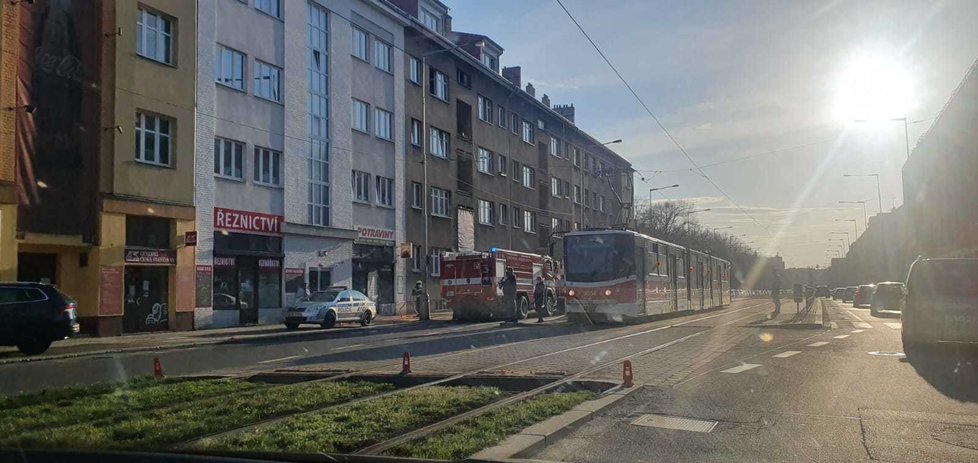 V Černokostelecké ulici v Praze zasahovali hasiči u požáru bytu ve třetím bytě. Na místě jsou zranění. (11. duben 2021)