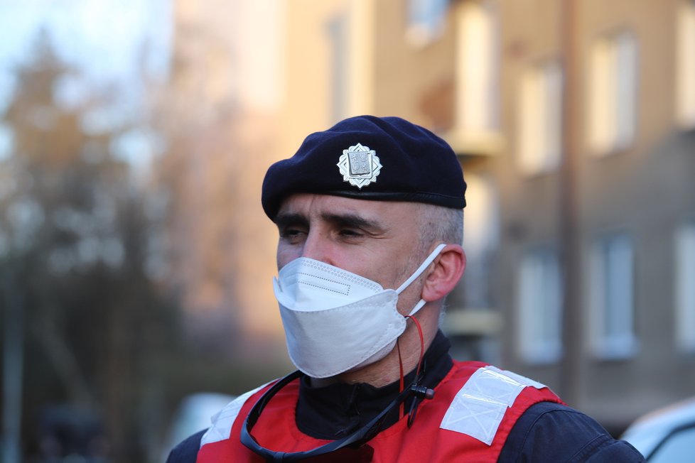 Velitel pohotovostní motorizované jednotky pražské policie popsal zásah u požáru v Černokostelecké ulici. Zranilo se při něm 14 osob. (11. duben 2021)