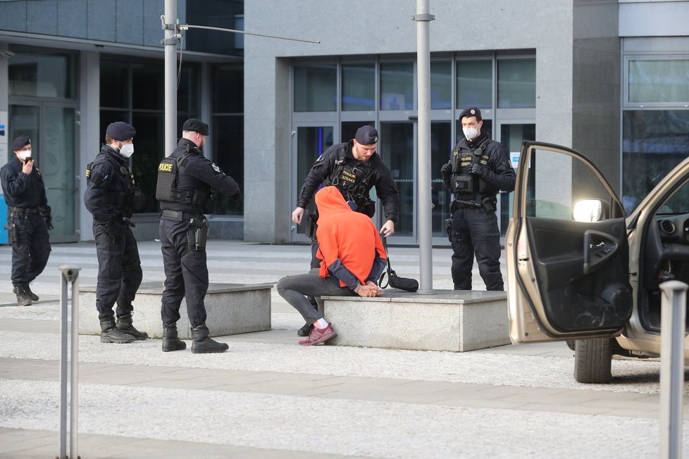 Řidič osobního vozidla odmítla zastavit policistům. Měl totiž vyslovený zákaz řízení. Dostihli jej ve Vinohradské ulici. (28. leden 2022)