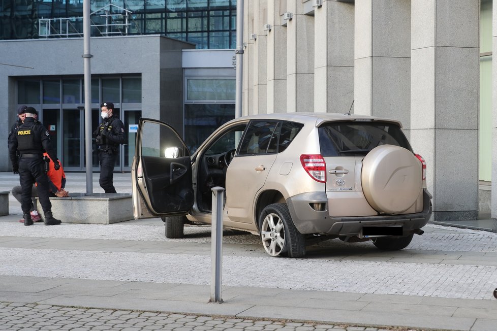 Řidič osobního vozidla odmítla zastavit policistům. Měl totiž vyslovený zákaz řízení. Dostihli jej ve Vinohradské ulici. (28. leden 2022)