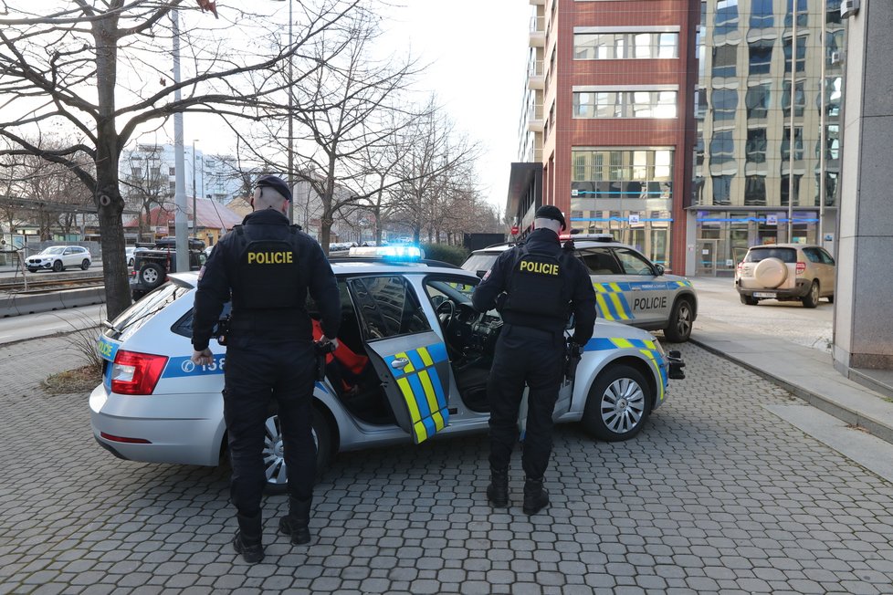 Řidič osobního vozidla odmítla zastavit policistům. Měl totiž vyslovený zákaz řízení. Dostihli jej ve Vinohradské ulici. (28. leden 2022)