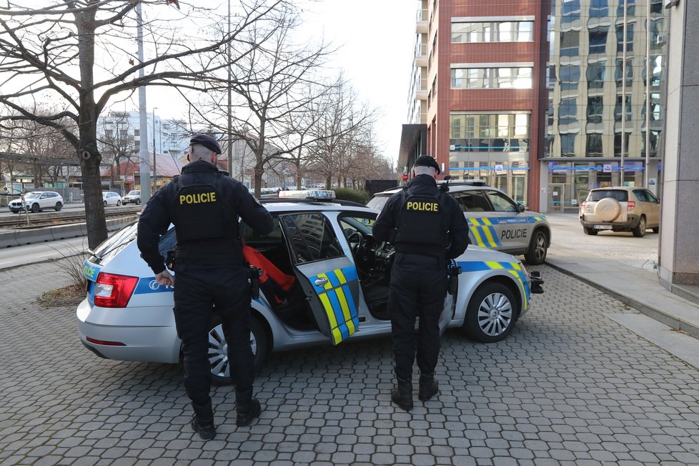 Řidič osobního vozidla odmítla zastavit policistům. Měl totiž vyslovený zákaz řízení. Dostihli jej ve Vinohradské ulici. (28. leden 2022)