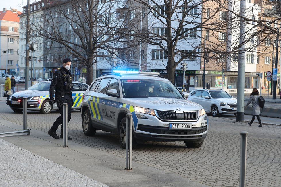 Řidič osobního vozidla odmítla zastavit policistům. Měl totiž vyslovený zákaz řízení. Dostihli jej ve Vinohradské ulici. (28. leden 2022)