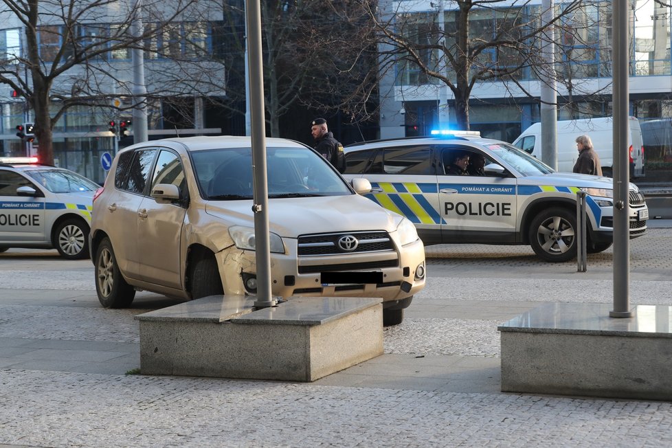 Řidič osobního vozidla odmítla zastavit policistům. Měl totiž vyslovený zákaz řízení. Dostihli jej ve Vinohradské ulici. (28. leden 2022)