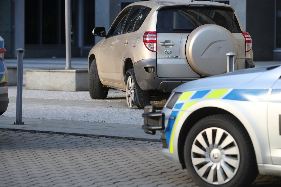 Řidič osobního vozidla odmítla zastavit policistům. Měl totiž vyslovený zákaz řízení. Dostihli jej ve Vinohradské ulici. (28. leden 2022)