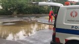 Potopa ve Strašnicích: V ulici K Rybníčkům prasklo potrubí