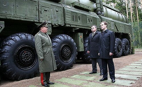 Prezident Dmitrij Medveděv na obhlídce strategických sil s raketami Topol (2008).