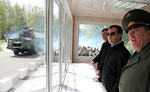 Prezident Dmitrij Medveděv na obhlídce strategických sil s raketami Topol (2008).