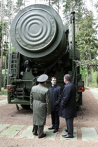 Prezident Dmitrij Medveděv na obhlídce strategických sil s raketami Topol (2008).