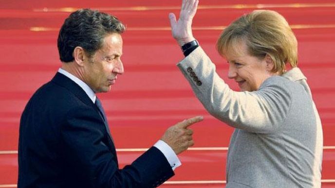 Strategie pro
jednání. Jednání
francouzského prezidenta
Nikolase Sarkozyho s německou
kancléřkou Angelou Merkelovou
se ve francouzském Deauville
stalo předehrou ke třístrannému
summitu, který státníci včera
večer zahájili spolu s ruským
prezidentem Dmitrijem
Medveděvem. Sarkozy
a Merkelová mají často
rozdílné strategické vize, jak
to ukázala probíhající diskuze
o protiraketovém deštníku NATO
v Evropě, proto si „sjednocovali
názory“. Klíčovým tématem
třístranné schůzky bude
bezpečnost.