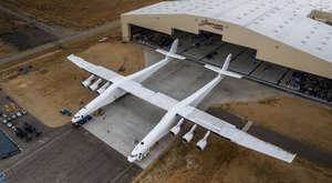 Stratolaunch poprvé vykoukl z hangáru