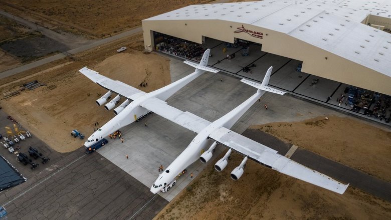 Stratolaunch poprvé vykoukl z hangáru