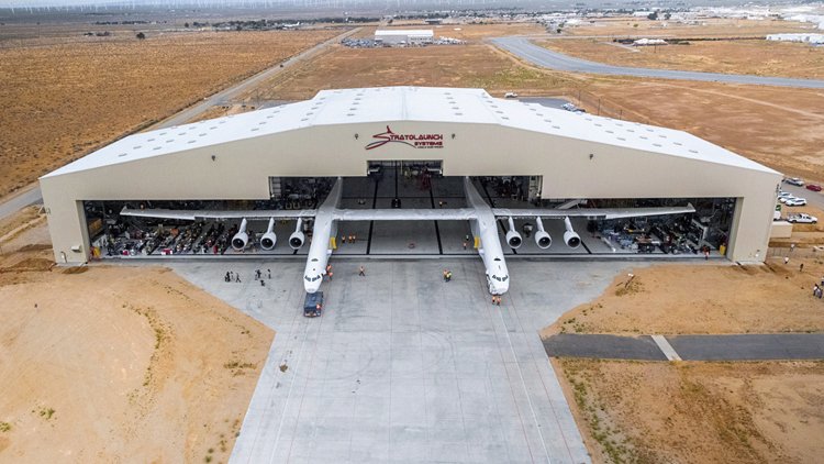 Obří transportér Stratolauch zamířá do vesmíru