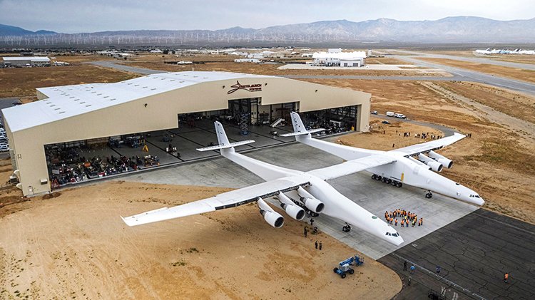 Obří transportér Stratolauch zamířá do vesmíru