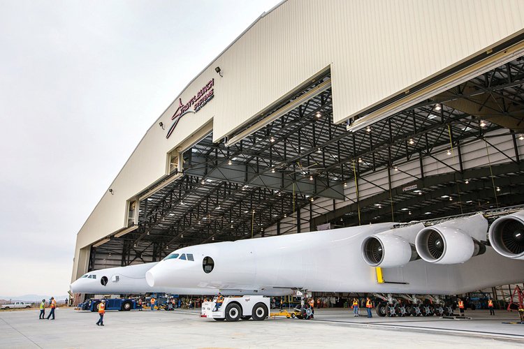 Obří transportér Stratolauch zamířá do vesmíru