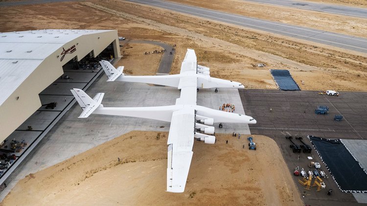 Obří transportér Stratolauch zamířá do vesmíru