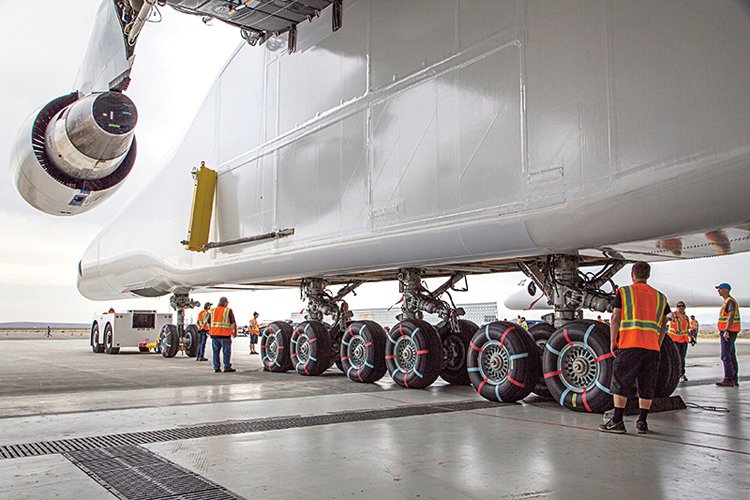 Obří transportér Stratolauch zamířá do vesmíru