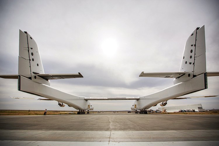 Obří transportér Stratolauch zamířá do vesmíru