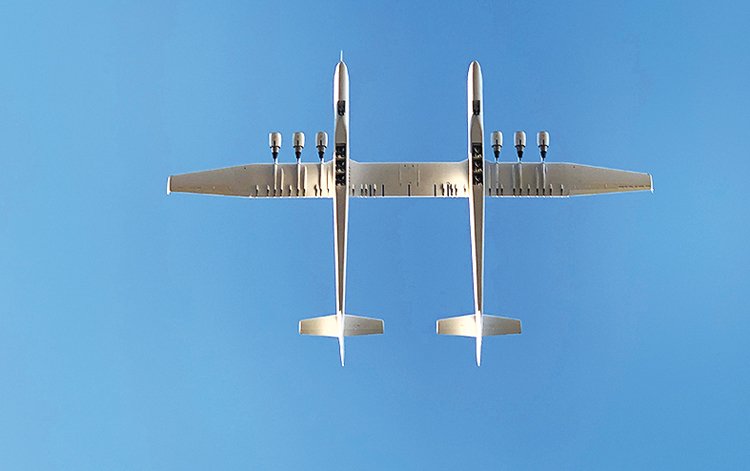 Let trval dvě a půl hodiny a Stratolaunch během něj vystoupal do výšky 5200 metrů