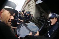 Řidič v Paříži záměrně u prezidentova sídla najel na policistku