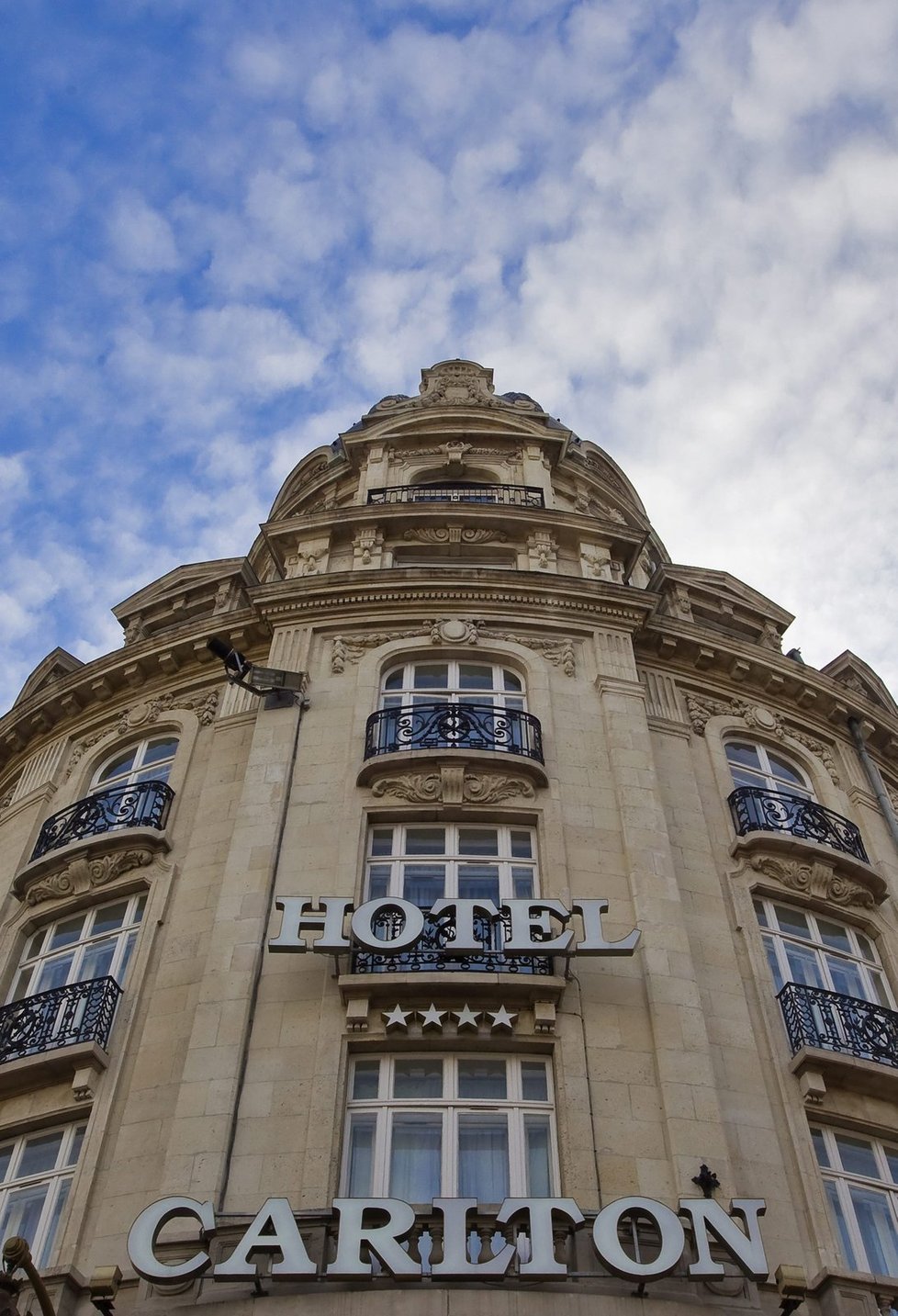 Strauss-Kahn se údajně podílel na kuplířství spolu s šéfy francouzského luxusního hotelu Carlton v Lille