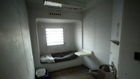 Takhle vypadá nový pokojíček Strauss-Kahna v drsné věznici na Rikers Island.