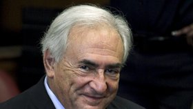 Dominique Strauss-Kahn má opět důvod k úsměvu. Z rozhodnutí soudu je propuštěn z domácího vězení.