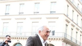 Úsměv na tváři však Strauss-Kahnovi dlouho nevdržel. V Lille ho zatkli kvůli obvinění z kuplířství