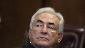 Dominigue Strauss-Kahn má opět o žalobu méně