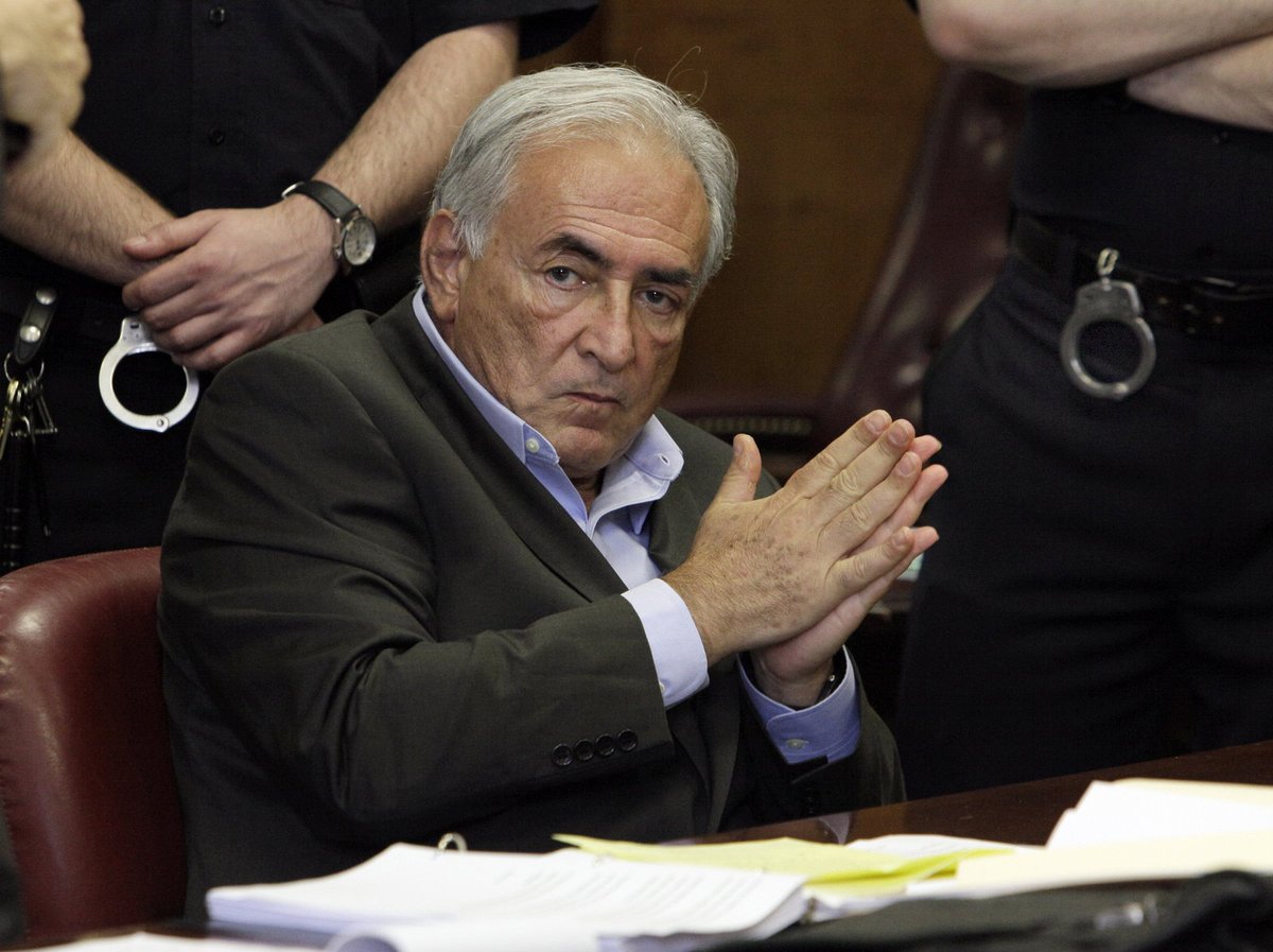 Strauss-Kahn si mne ruce. Konečně se dostane z cely.