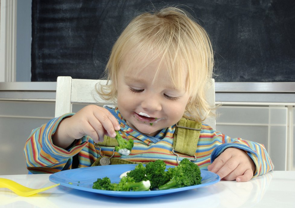 Spousta českých rodin volí studenou večeři anebo fast foody, aby si ulehčila práci. Děti poté neumí použít příbor a jí jídlo rukama.