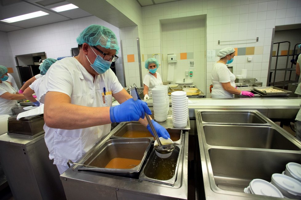 Pohled do kuchyně Všeobecné fakultní nemocnice v Praze, kde byl novinářům představený nový systém stravování v nemocnicích. Pacienti by v následujících měsících měli začít dostávat moderní, chutnou a zdravou stravu podle nových doporučení ministerstva zdravotnictví (22. 6. 2021)