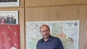 Strojvedoucí Jaroslav Fejta (v modré košili) dostal poděkování za záchranu životů u Stráže nad Nisou.
