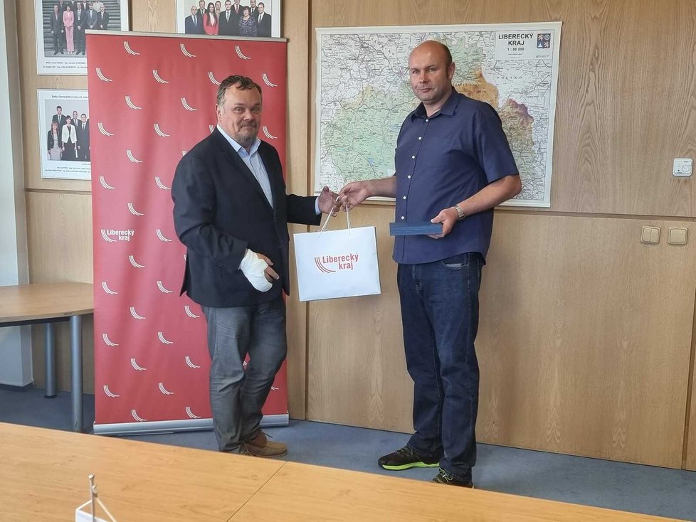 Strojvedoucí Jaroslav Fejta (v modré košili) dostal poděkování za záchranu životů u Stráže nad Nisou.